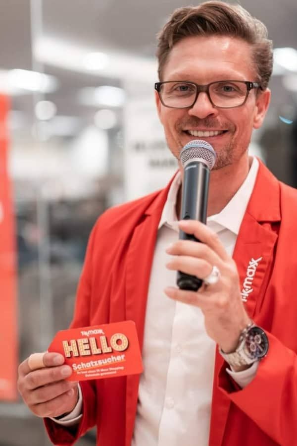 Avon Kettner moderiert die Eröffnung eines Geschäfts