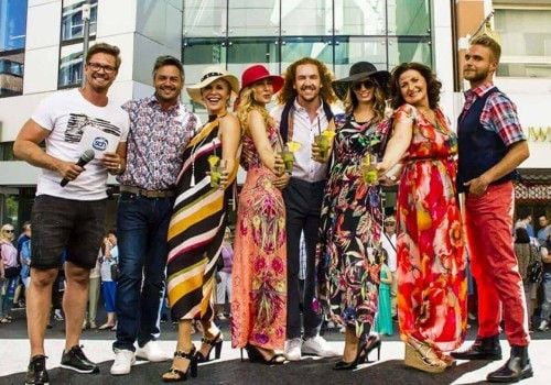 Avon Kettner moderiert eine Modenschau