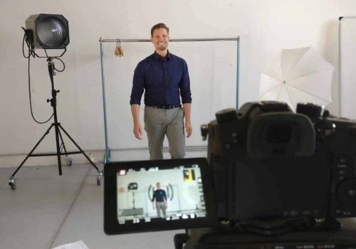Avon Kettner moderiert ein virtuelles Event