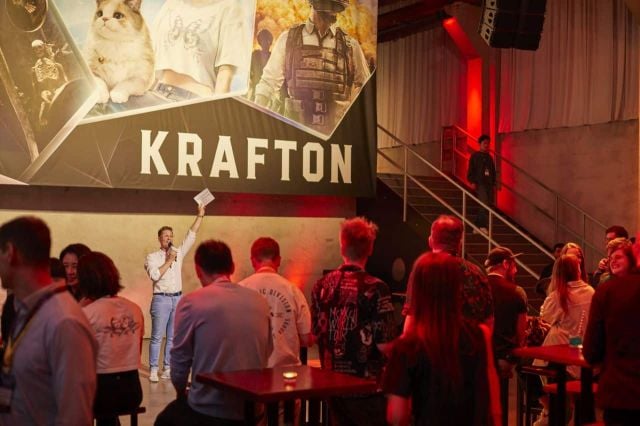 Avon Kettner moderiert ein PR-Event