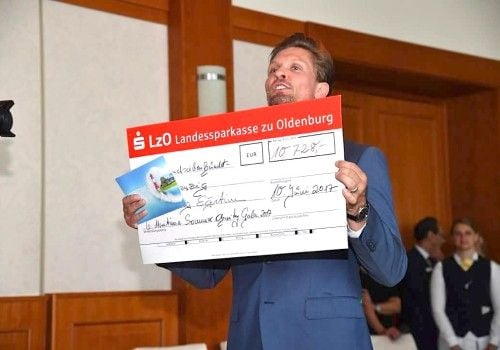 Avon Kettner moderiert eine Gala