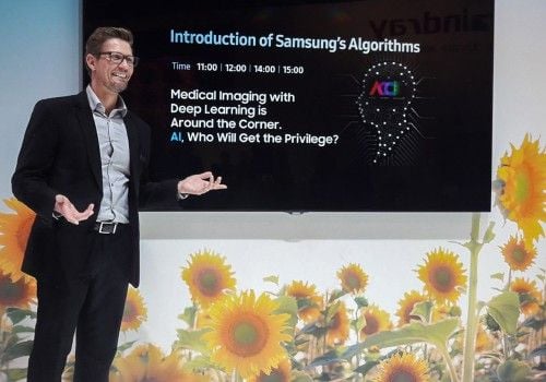Avon Kettner moderiert einen Technologie-Kongress