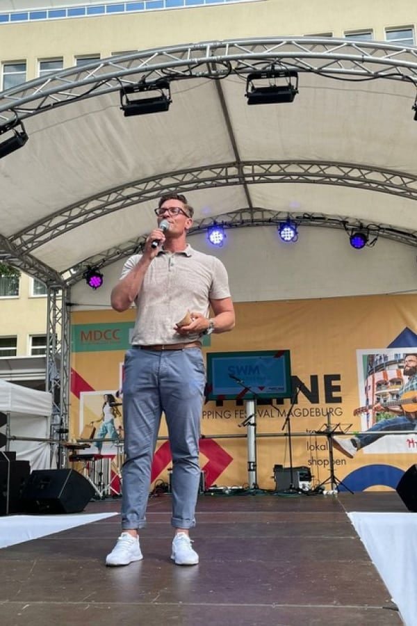 Avon Kettner moderiert ein Festival