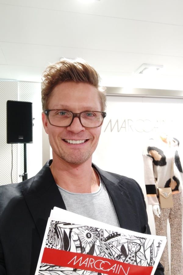 Avon Kettner moderiert eine Fashionshow